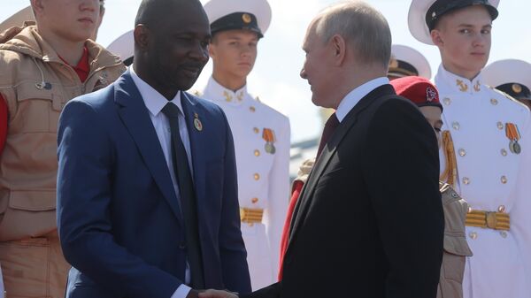 Russian President Vladimir Putin and President of the transitional period of Mali Assimi Goita (left in the foreground) at the Main Naval Parade on the occasion of the Day of the Navy of the Russian Federation, July 30, 2023 - Sputnik Africa