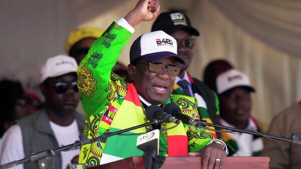 Zimbabwean President Emmerson Mnangagwa greets party supporters at a campaign rally in Harare, Wednesday, Aug. 9, 2023. - Sputnik Afrique