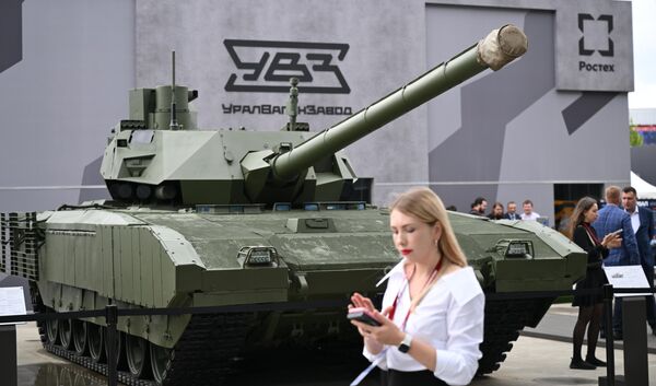 A female visitor to the Army 2023 event strolls past a T-14 Armata Tank. - Sputnik Africa