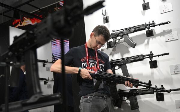 A visitor gets the feel for a Kalashnikov at the gun-maker&#x27;s stand at the Patriot Park-hosted Army-2023 International Military-Technical Forum. - Sputnik Africa