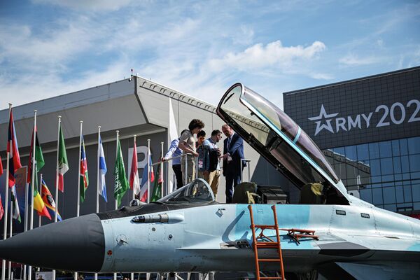 Visitors glance at the cockpit of a MiG-35 fighter jet at the ARMY-2023 International Military-Technical Forum at the Patriot Congress and Exhibition Center. - Sputnik Africa