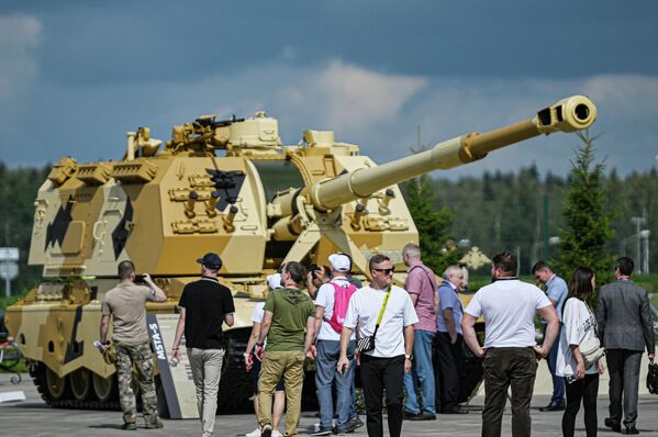Visitors get a glimpse of the Msta-S self-propelled howitzer at the Army-2023 International Military-Technical Forum at  Patriot Park outside Moscow. - Sputnik Africa