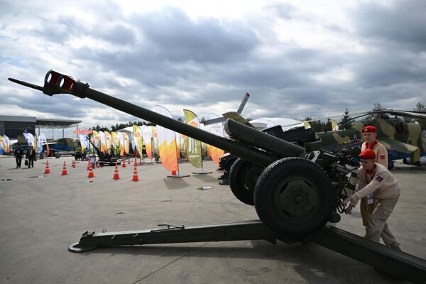 Yunarmiya members man a D-30 howitzer at the Army-2023 International Military-Technical Forum at the Patriot Congress and Exhibition Center. - Sputnik Africa