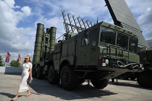An S-400 anti-aircraft missile system at the Army-2023 International Military-Technical Forum at the Patriot Congress and Exhibition Center. - Sputnik Africa