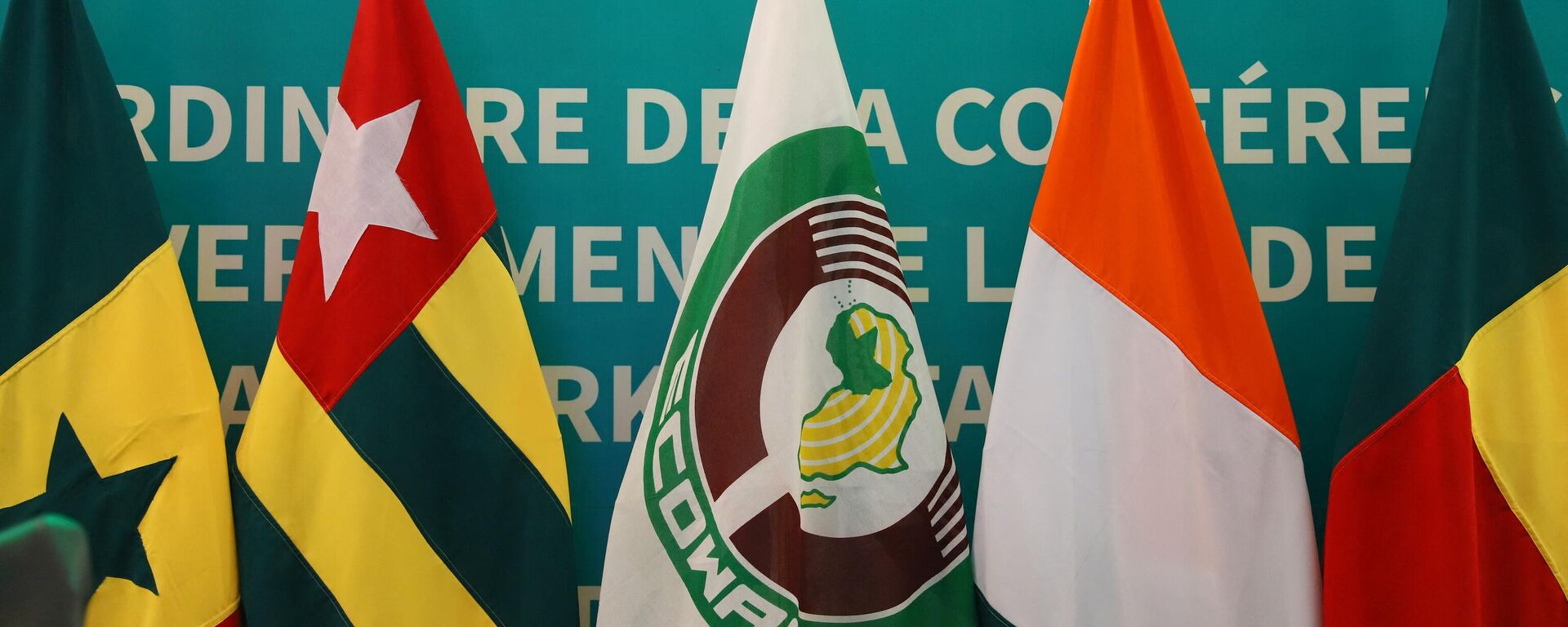  ECOWAS flag with member flags at the second extraordinary summit on the political situation in Burkina Faso, in Accra, Ghana, on February 3, 2022.  - Sputnik Africa, 1920, 19.08.2023