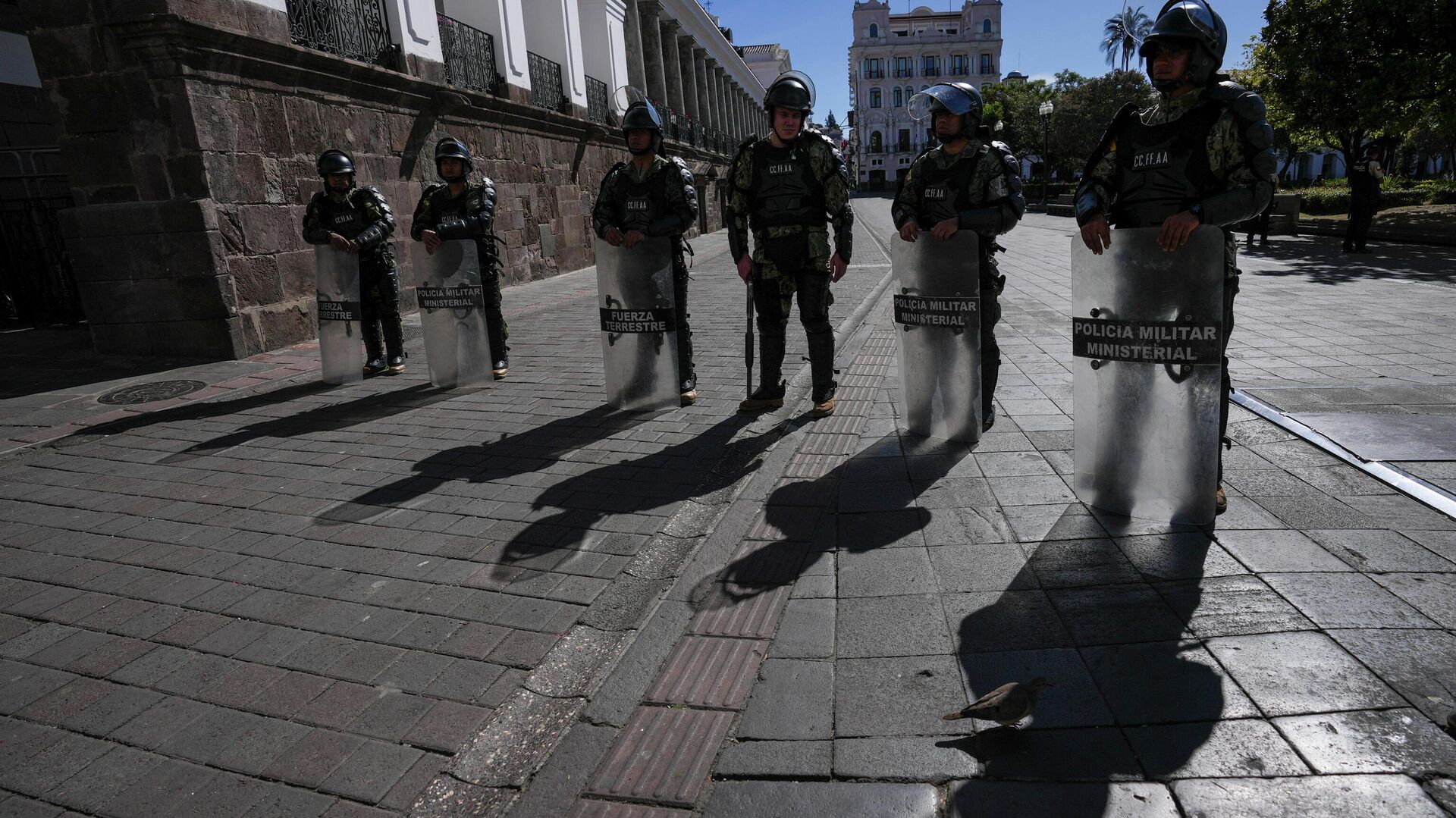 Military police guard the presidential palace in Quito, Ecuador, Thursday, Aug. 10, 2023. President Guillermo Lasso declared a state of emergency, that involves additional military personnel deployed throughout the country, after the assassination of presidential candidate Fernando Villavicencio at a campaign rally in Quito. - Sputnik Africa, 1920, 27.08.2023