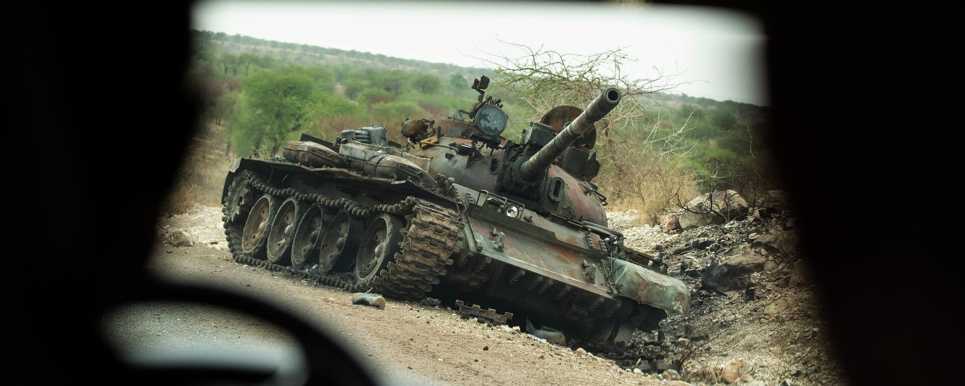 A destroyed tank is seen by the side of the road south of Humera, in an area of western Tigray annexed by the Amhara region during the conflict in northern Ethiopia, on May 1, 2021.  - Sputnik Africa, 1920, 17.08.2023