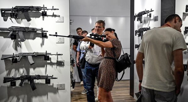 Visitors inspect firearms made by Russian weapons manufacturer Kalashnikov at the exposition field in Kubinka Patriot Park outside Moscow on August 15, 2023, during the International Military Forum Army-2023. - Sputnik Africa