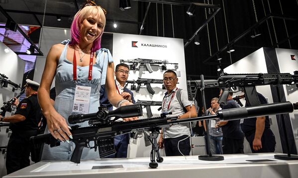 Visitors inspect firearms made by Russian weapons manufacturer Kalashnikov at the exposition field in Kubinka Patriot Park outside Moscow on August 15, 2023, during the International Military Forum Army-2023. (Photo by Alexander NEMENOV / AFP) - Sputnik Africa