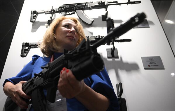 A woman holds an assault rifle at the stand of the Kalashnikov Concern at the exhibition of the Army 2023 International Military Technical Forum at the Patriot Congress and Exhibition Centre in Moscow region, Russia, August 15, 2023. - Sputnik Africa