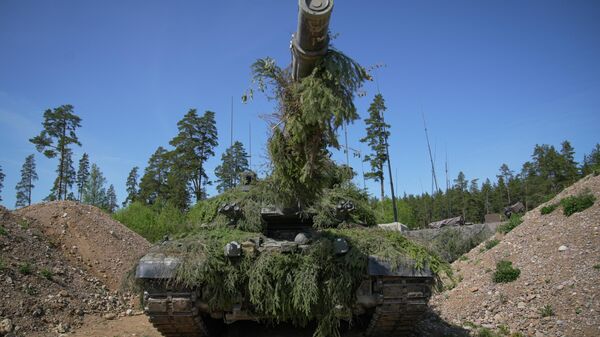 A Challenger 2 tank, this one belonging to the British army, seen during NATO drills in Estonia, May 2023. - Sputnik Africa