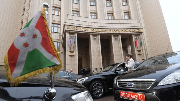 On this March 21, 2018, the flag of Burundi is seen on a car near the Russian Foreign Ministry in Moscow, where foreign ambassadors have been invited to receive a clarification of Russia's position on the poisoning incident involving former GRU officer Sergei Skripal. - Sputnik Africa