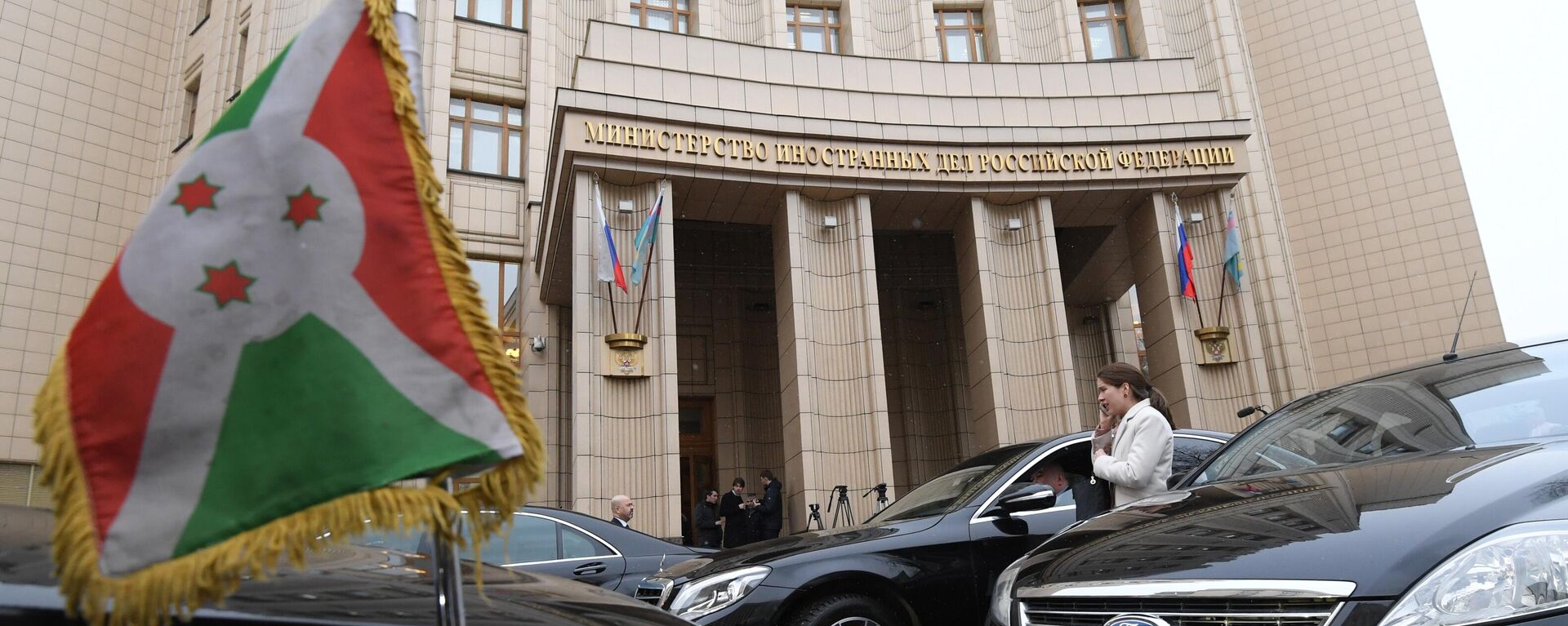 On this March 21, 2018, the flag of Burundi is seen on a car near the Russian Foreign Ministry in Moscow, where foreign ambassadors have been invited to receive a clarification of Russia's position on the poisoning incident involving former GRU officer Sergei Skripal. - Sputnik Africa, 1920, 30.03.2024
