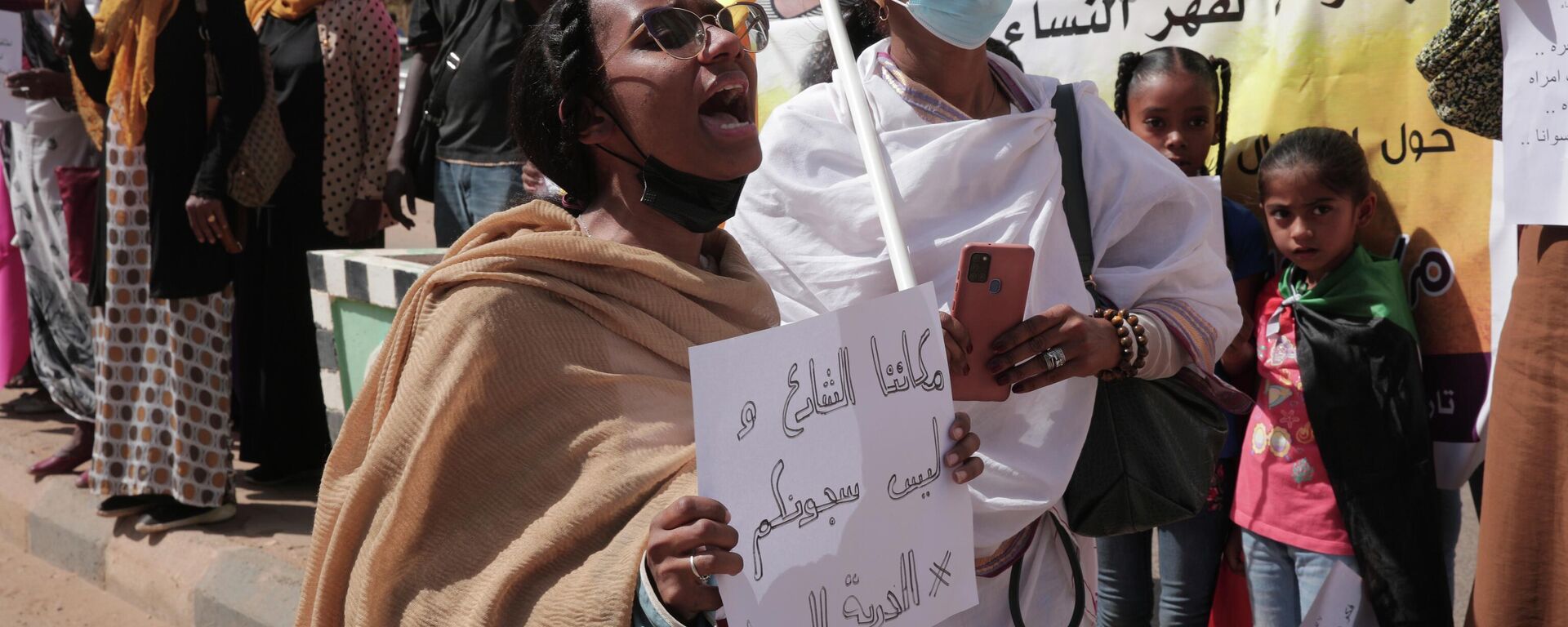 Women chant slogans protesting violence against women and demanding the release of all detainees before the U.N. rights office in Khartoum - Sputnik Africa, 1920, 18.08.2023