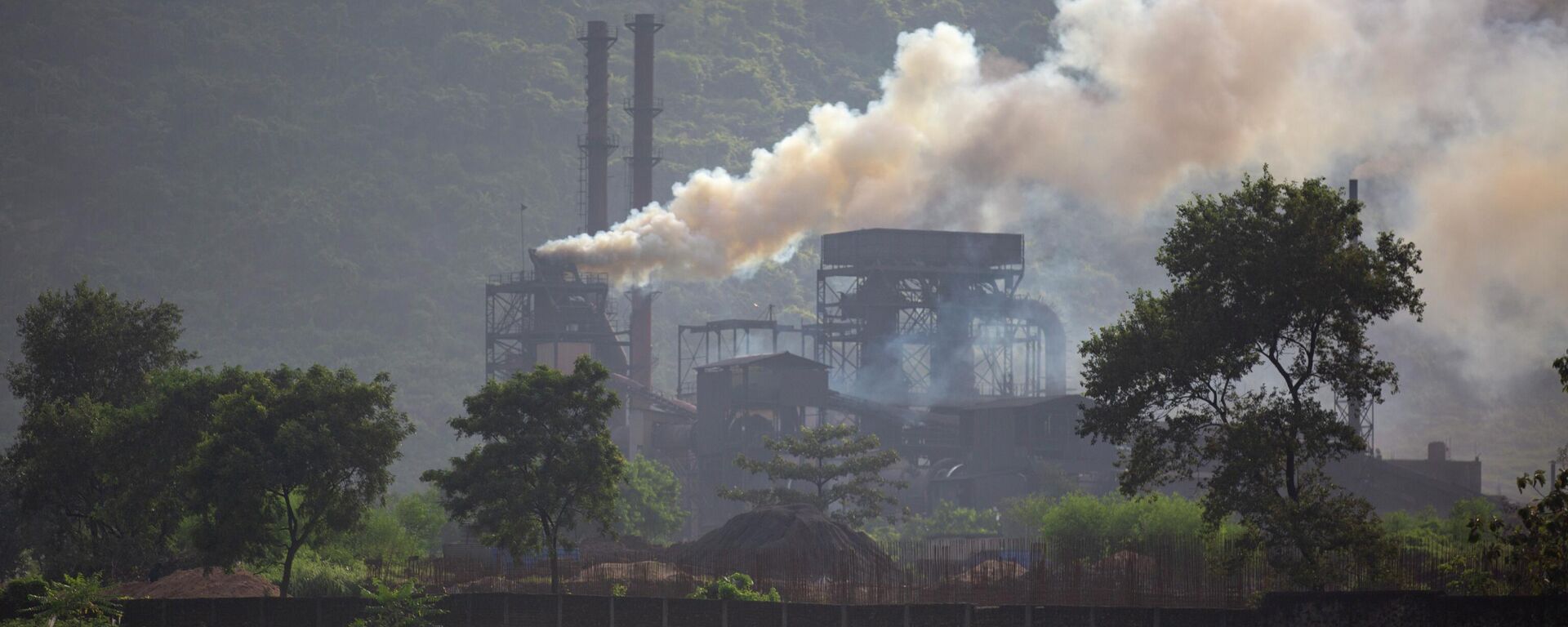 Smoke rises from a coal-powered steel plant - Sputnik Africa, 1920, 18.08.2023