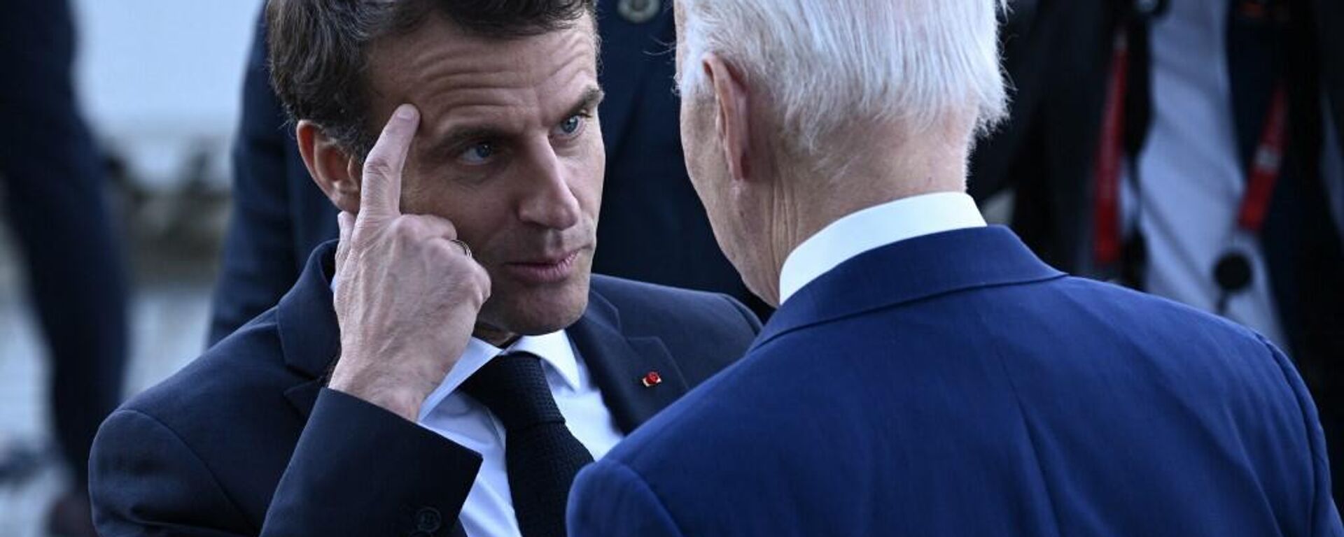 France's President Emmanuel Macron speaks with US President Joe Biden - Sputnik Africa, 1920, 19.08.2023