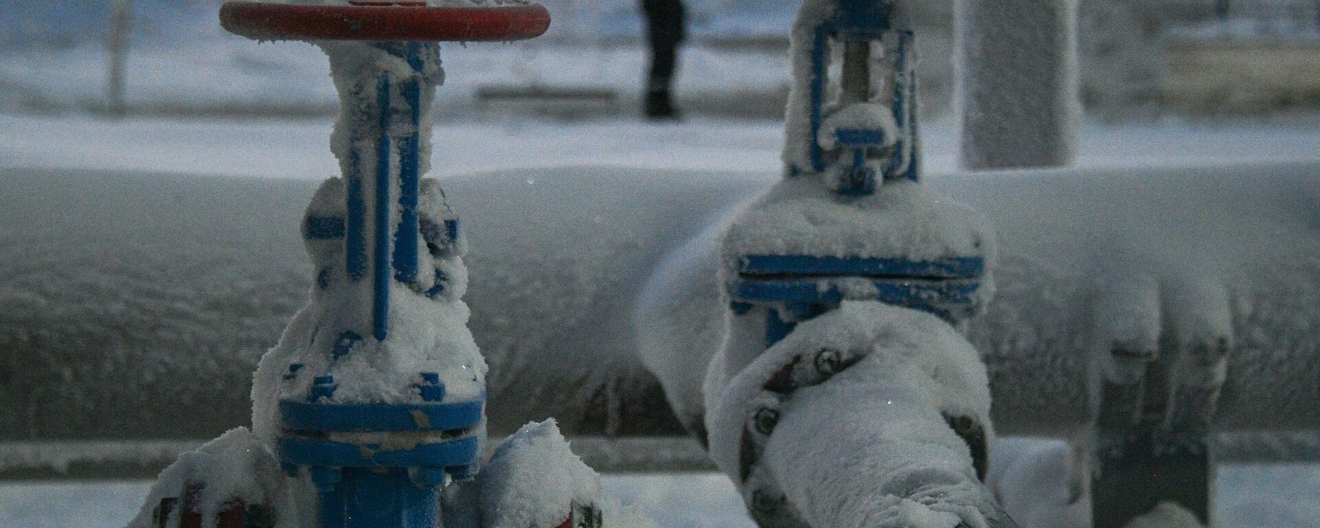 Valves and pipes are pictured at the Salmanovskoye (Utrenneye) oil and gas condensate field (OGCF) which will provide resources for the Arctic LNG 2 project owned by Russian gas producer Novatek on the Gydan Peninsula in the Yamalo-Nenets Autonomous Area, Russia. - Sputnik Africa, 1920, 20.08.2023