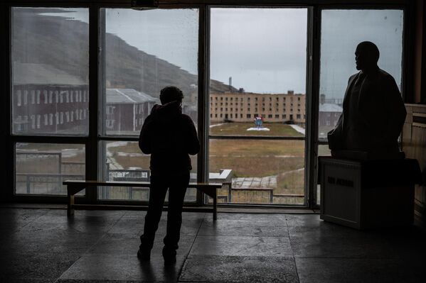 A sculpture of Lenin in an abandoned concert and sports complex in the settlement of Pyramiden on the Svalbard archipelago. - Sputnik Africa