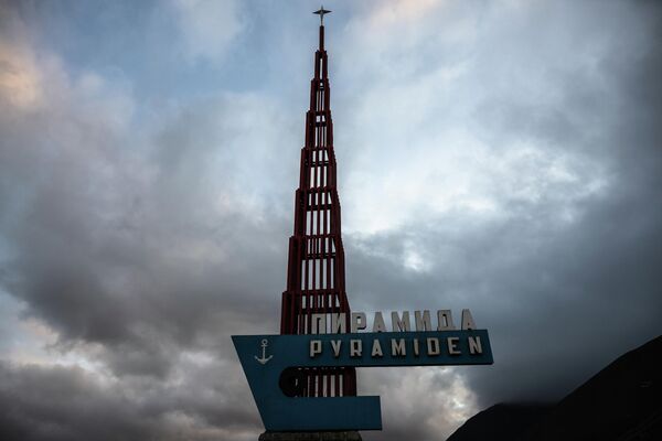 A stele in the settlement of Pyramiden on the Svalbard archipelago. - Sputnik Africa