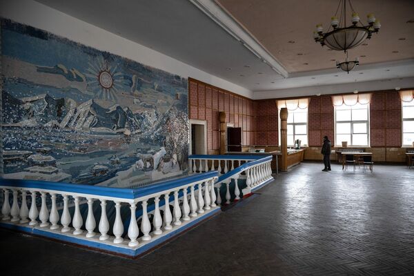 Interior of an abandoned house of culture in the settlement of Pyramiden in the Svalbard archipelago. - Sputnik Africa