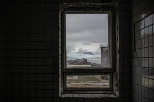 A view from the window of an abandoned house of culture in the settlement of Pyramiden on the Svalbard archipelago. - Sputnik Africa