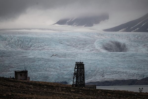 A view of the glacier from the settlement of Pyramiden in the Svalbard archipelago. - Sputnik Africa