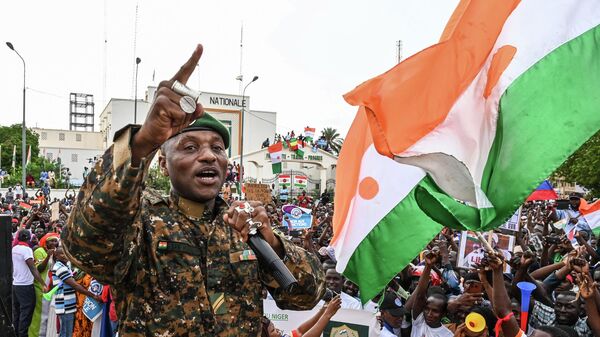 Niger's Army sergeant and artist Maman Sani Maigochi performs as supporters of Niger's National Concil of Sefeguard of the Homeland (CNSP) gather at Place de la Concertation in Niamey on August 20, 2023 - Sputnik Africa