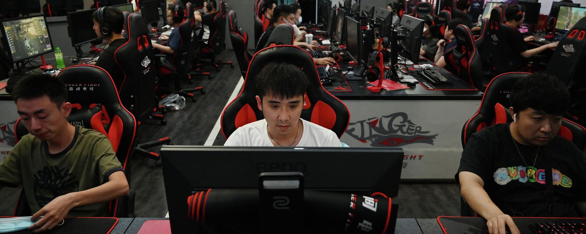 People play computer games at an internet cafe in Beijing on September 10, 2021 (Photo by GREG BAKER / AFP) - Sputnik Africa, 1920, 21.08.2023