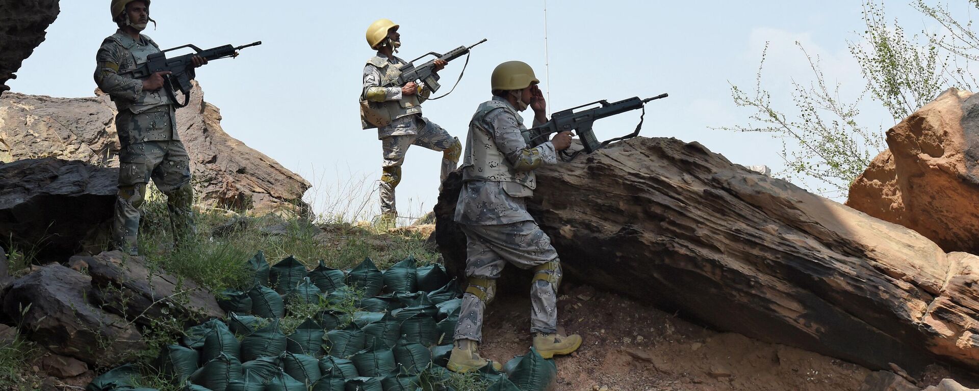 Saudi border guards keep watch along the border with Yemen in the al-Khubah area in the southern Jizan province on October 3, 2017.  - Sputnik Africa, 1920, 21.08.2023