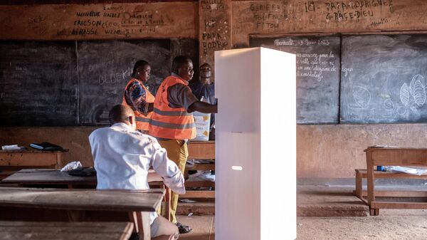 Employees of the national agency for elections count ballot papers following a referendum on a new constitution that would allow the president to seek a third term, at Mandaba school in Boyrabe district, in Bangui, Central African Republic's capital, on July 30, 2023 - Sputnik Africa