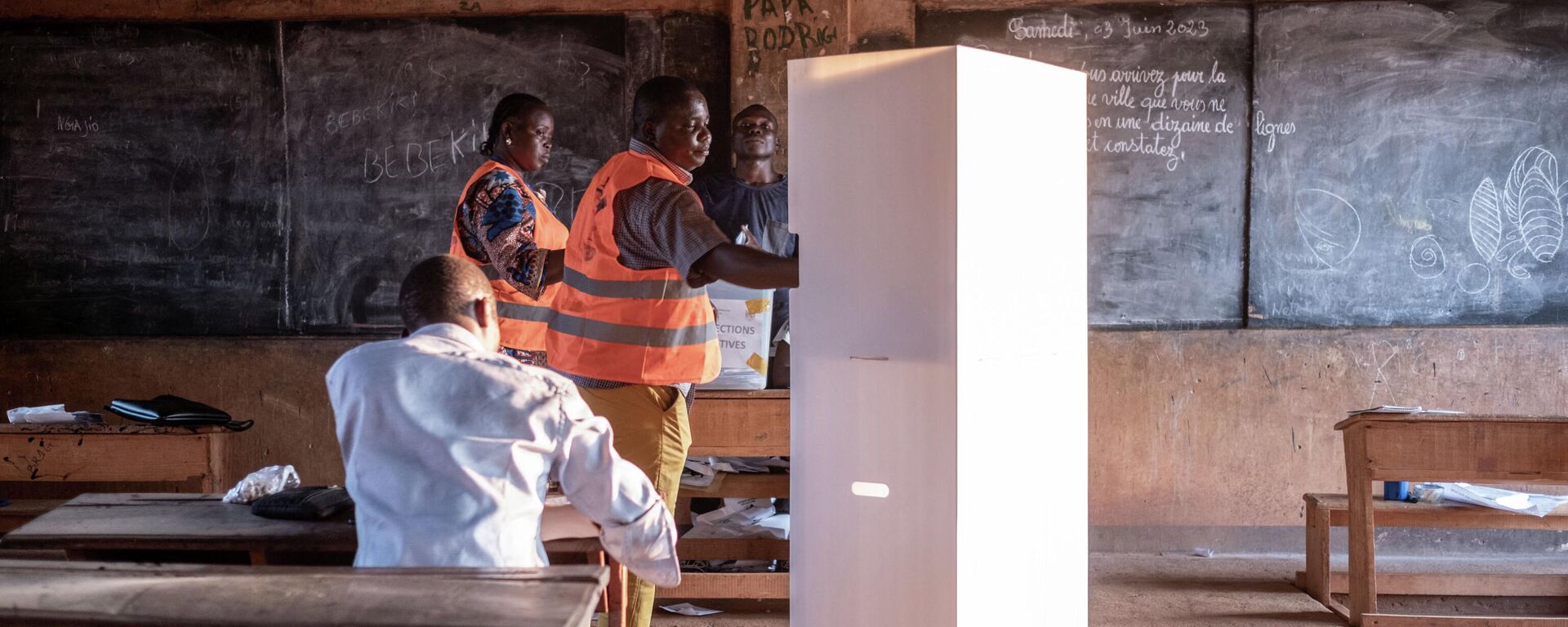 Employees of the national agency for elections count ballot papers following a referendum on a new constitution that would allow the president to seek a third term, at Mandaba school in Boyrabe district, in Bangui, Central African Republic's capital, on July 30, 2023 - Sputnik Africa, 1920, 22.08.2023