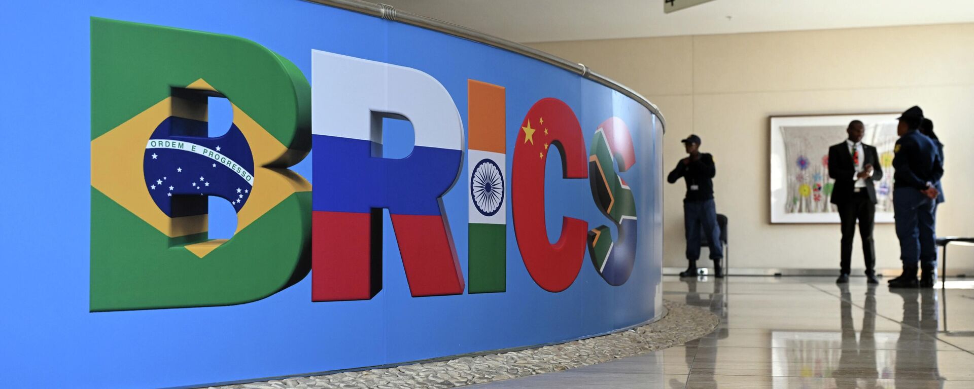 BRICS logo at the information desk of the 15th BRICS summit in Johannesburg, South Africa, August 22-24, 2023.  - Sputnik Africa, 1920, 01.10.2023