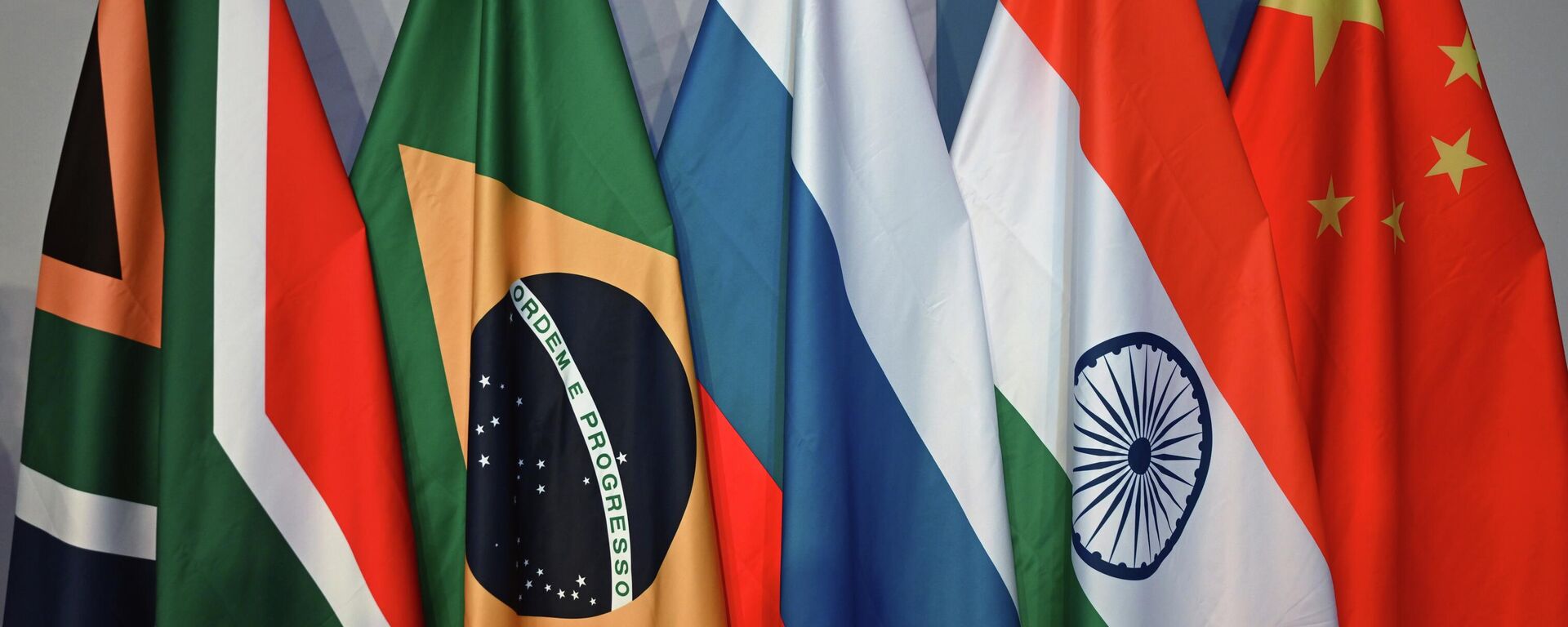 Flags of the BRICS member countries are seen during the 15th BRICS Summit in Johannesburg, South Africa, on Tuesday, August 22, 2023. - Sputnik Afrique, 1920, 22.08.2023