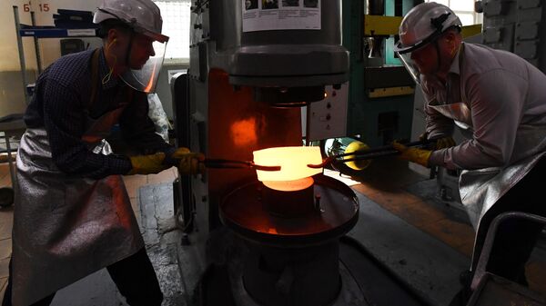 Travail sur des métaux rares dans une entreprise russe - Sputnik Afrique
