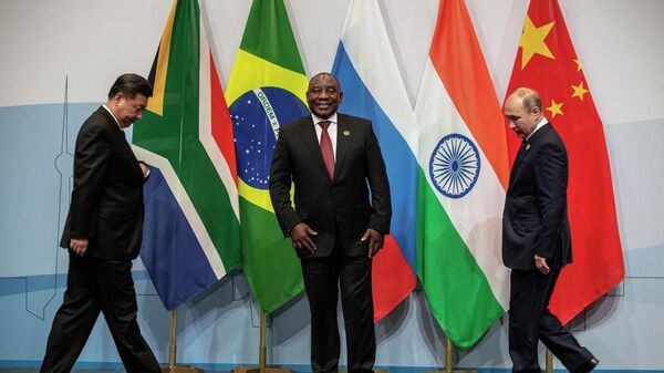 (LtoR) China's President Xi Jinping, South Africa's President Cyril Ramaphosa and Russia's President Vladimir Putin arrive to pose for a group picture during the 10th BRICS (acronym for the grouping of the world's leading emerging economies, namely Brazil, Russia, India, China and South Africa) summit on July 26, 2018 at the Sandton Convention Centre in Johannesburg, South Africa. - Sputnik Africa