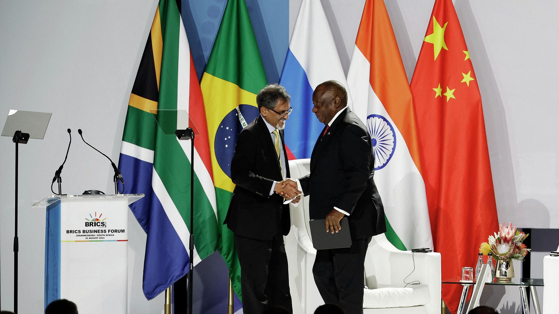 South African Minister of Trade and Industry Ebrahim Patel (L) greets South African President Cyril Ramaphosa (R) during the 2023 BRICS Summit at the Sandton Convention Centre in Johannesburg on August 22, 2023 - Sputnik Africa, 1920, 22.08.2023
