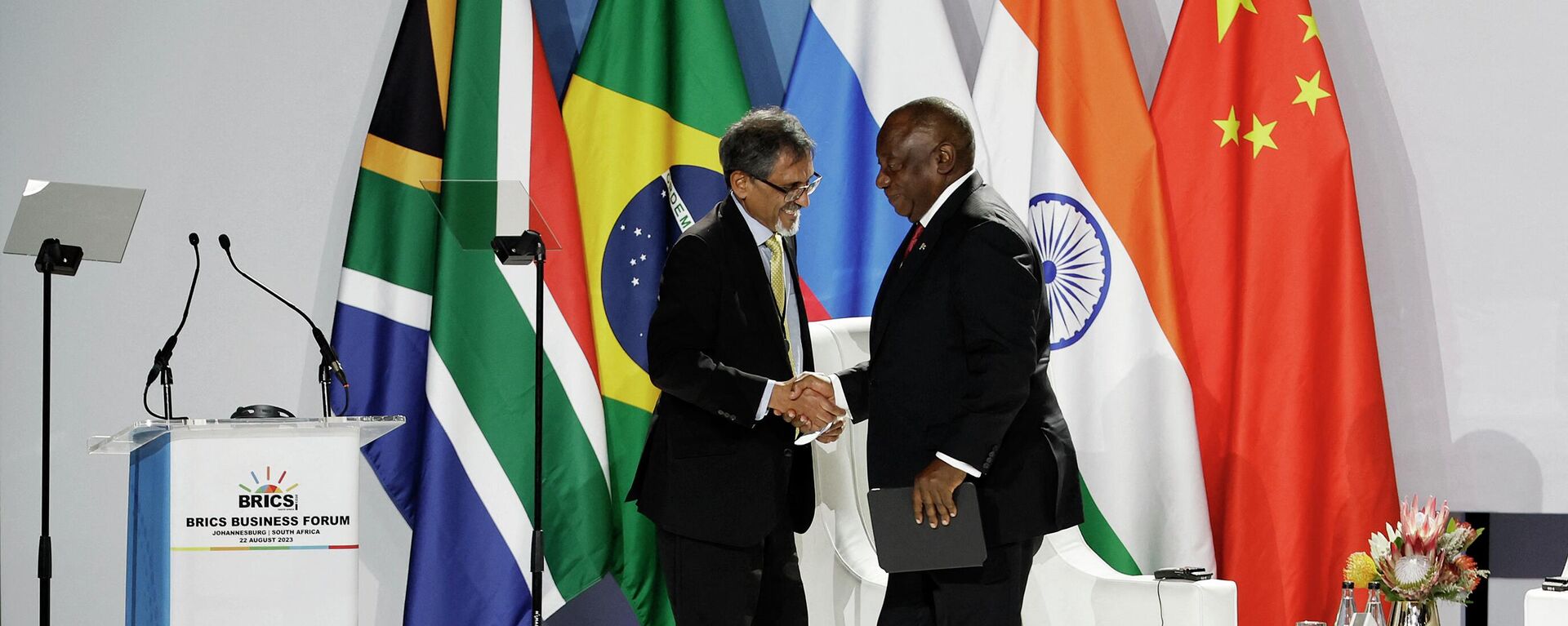 South African Minister of Trade and Industry Ebrahim Patel (L) greets South African President Cyril Ramaphosa (R) during the 2023 BRICS Summit at the Sandton Convention Centre in Johannesburg on August 22, 2023 - Sputnik Africa, 1920, 24.08.2023