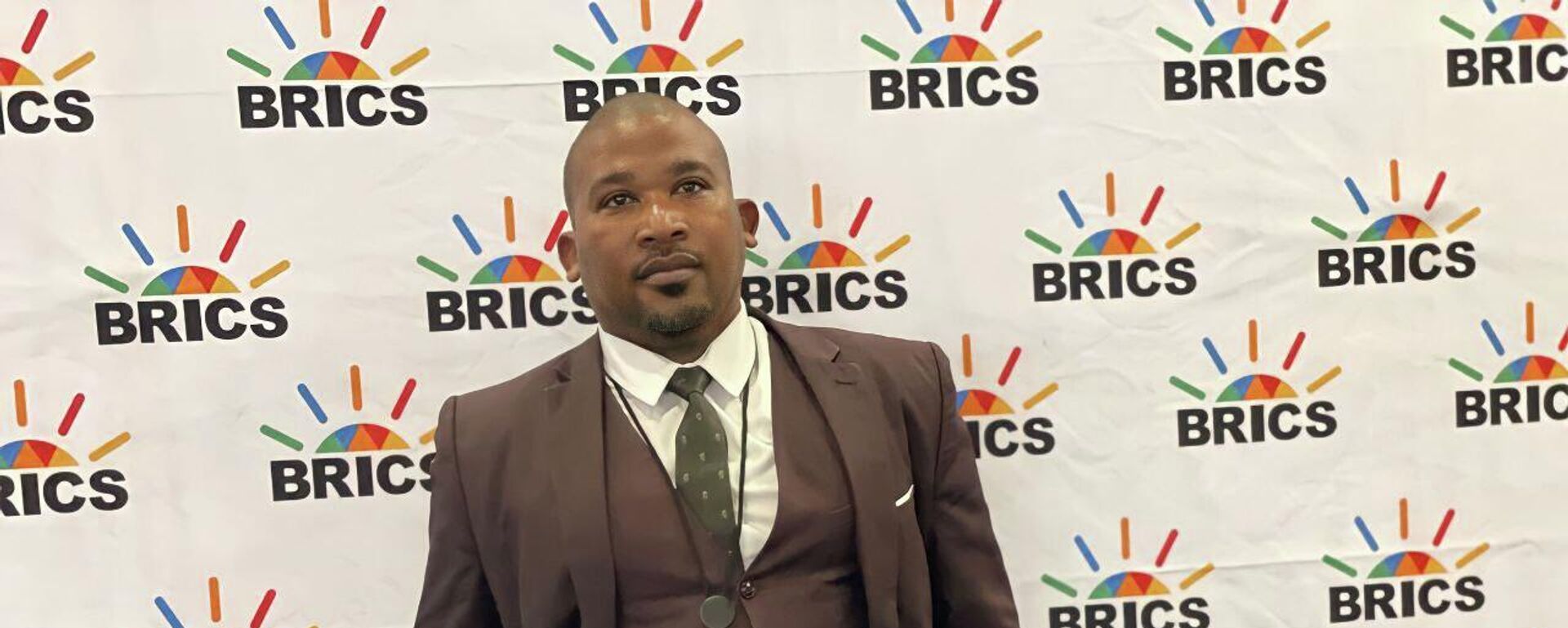 Trevor Tambo, a South African businessman and member of the BRICS Business Council's Finance Working Group, poses for a photo near BRICS banner at the 15th BRICS Summit in Johannesburg, South Africa, on August 22, 2023. - Sputnik Africa, 1920, 23.08.2023