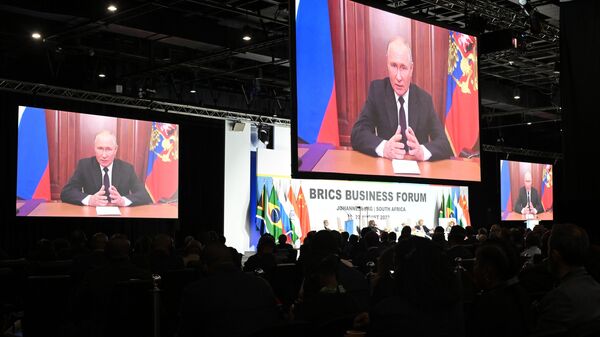 Participants watch the broadcast of the address of Russian President Vladimir Putin during the15th BRICS Summit in Johannesburg, South Africa. - Sputnik Africa