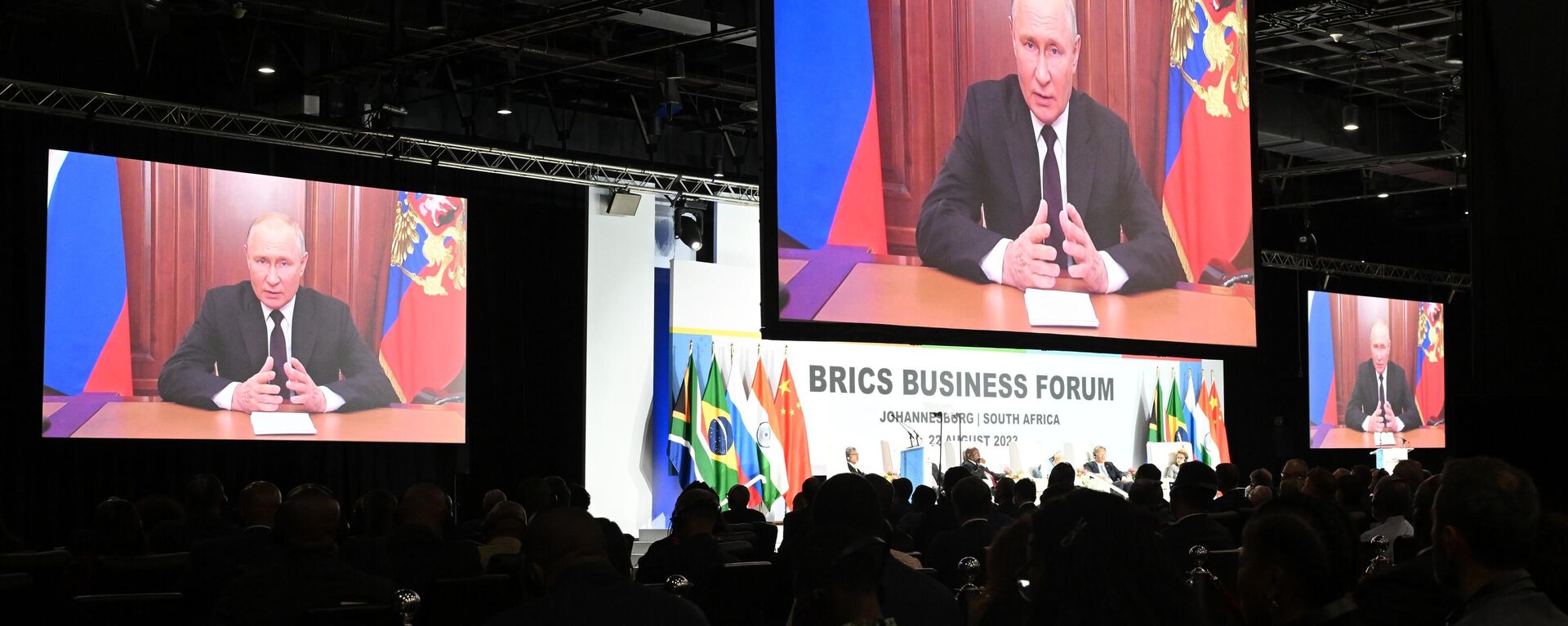 Participants watch the broadcast of the address of Russian President Vladimir Putin during the15th BRICS Summit in Johannesburg, South Africa. - Sputnik Africa, 1920, 23.08.2023
