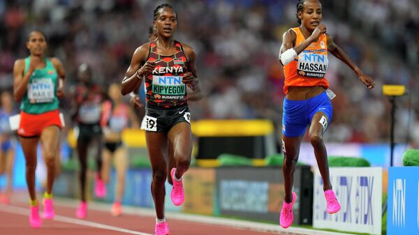 Sifan Hassan, of the Netherlands and Faith Kipyegon, of Kenya race to the line to finish a Women's 5000-meters heat during the World Athletics Championships in Budapest, Hungary, Wednesday, Aug. 23, 2023. - Sputnik Africa