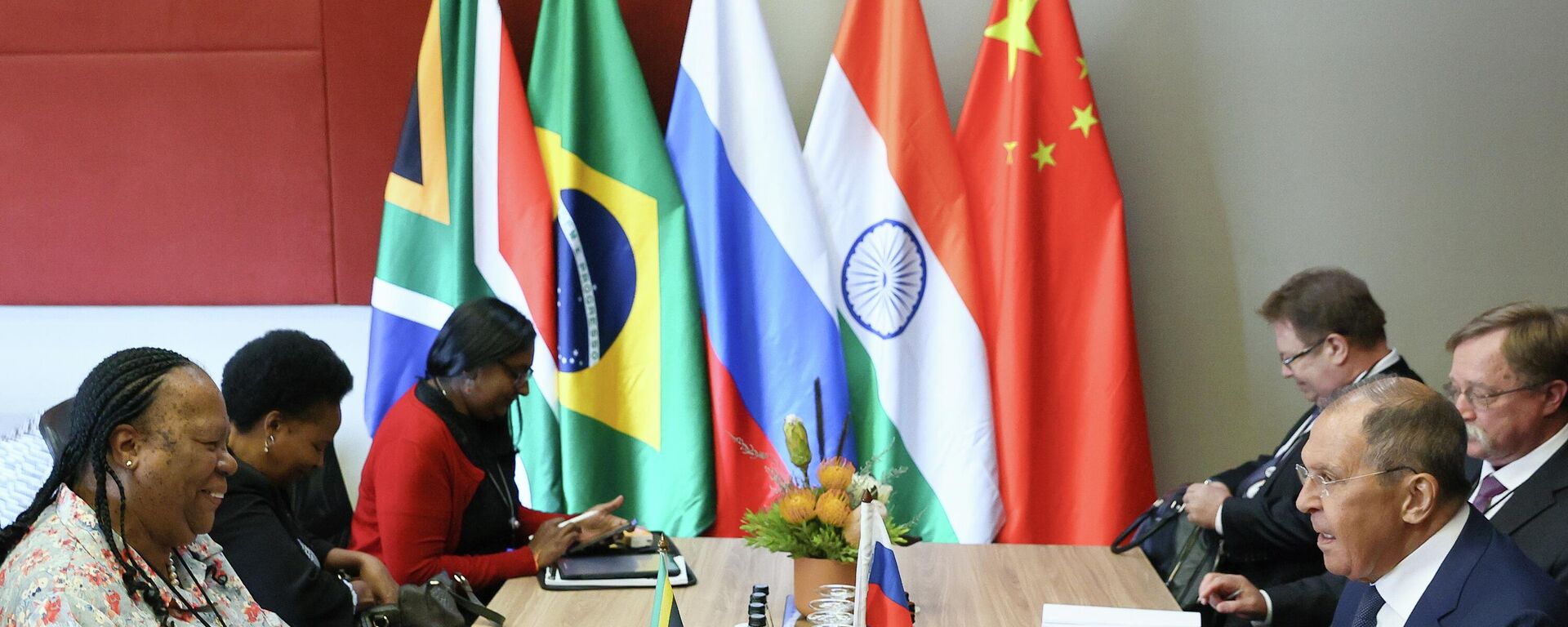 In this handout photo released by the Russian Foreign Ministry, Russian Foreign Minister Sergey Lavrov, right, and his South African counterpart Naledi Pandor attend a meeting on the sidelines of the15th BRICS Summit in Johannesburg, South Africa. Editorial use only, no archive, no commercial use. - Sputnik Africa, 1920, 24.08.2023