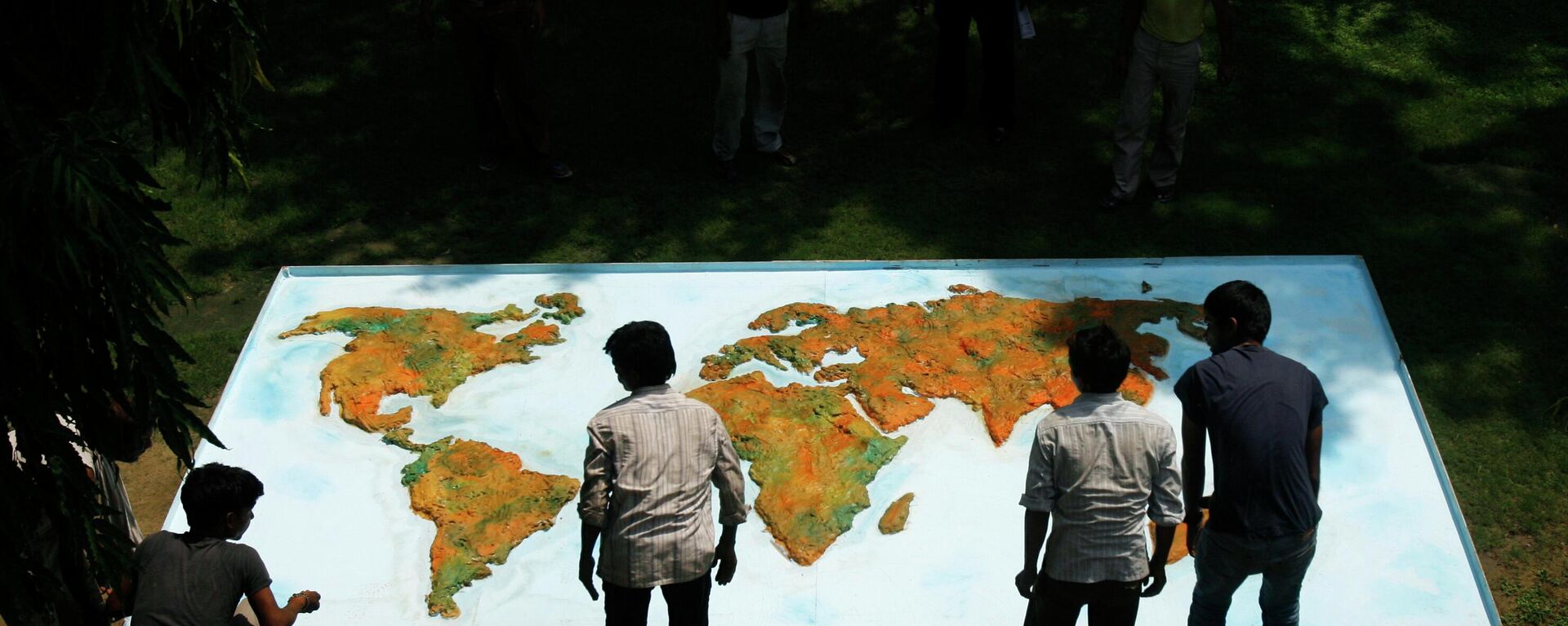 Workers place a hoarding with the world map before the start of a press conference in New Delhi, India, Friday, Aug. 28, 2009 - Sputnik Africa, 1920, 24.08.2023