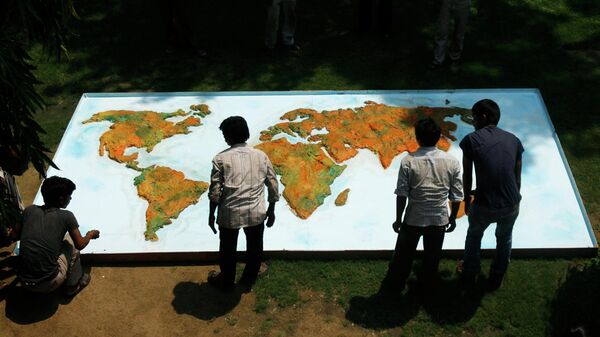 Workers place a hoarding with the world map before the start of a press conference in New Delhi, India, Friday, Aug. 28, 2009 - Sputnik Africa