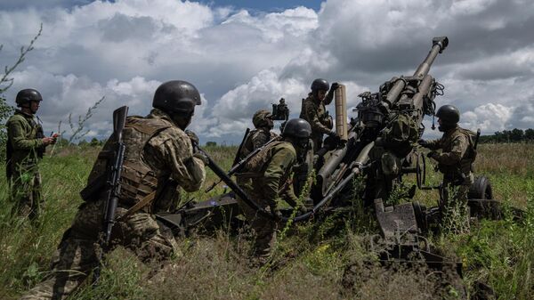 FILE - Ukrainian servicemen prepare to fire at Russian positions from a U.S.-supplied M777 howitzer - Sputnik Africa