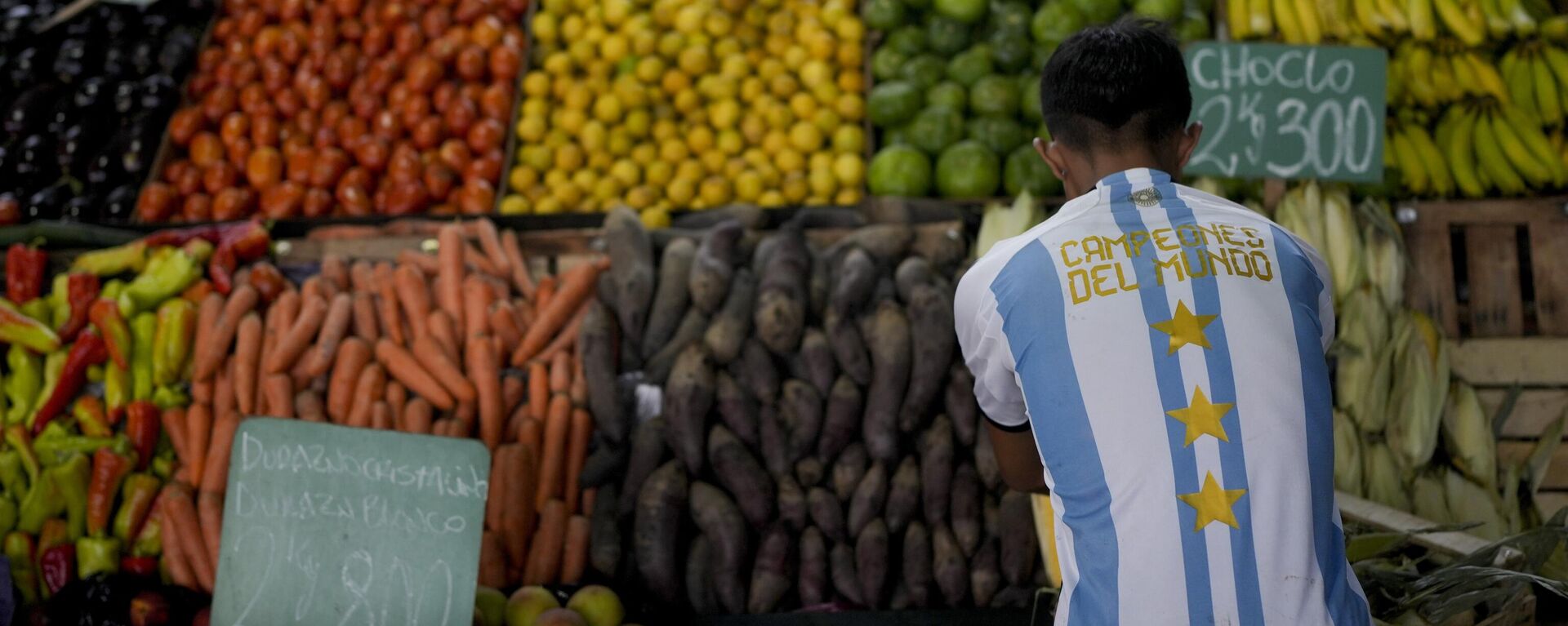 A worker wearing an Argentine soccer jersey that says in Spanish World Champions, referring to Argentina's 2022 World Cup title, arranges vegetables at the central market in Buenos Aires, Argentina, Monday, Feb. 13, 2023. On Feb. 14, the government statistics service (INDEC) will release January's Consumer Price Index for Argentina, which has one of the world's highest inflation rates. - Sputnik Africa, 1920, 25.08.2023