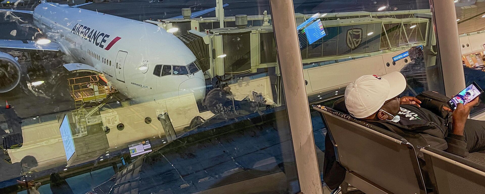 Passengers wait to board their Air France flight to Paris at Johannesburg's OR Tambo airport Monday Dec. 21 2020 - Sputnik Africa, 1920, 25.08.2023