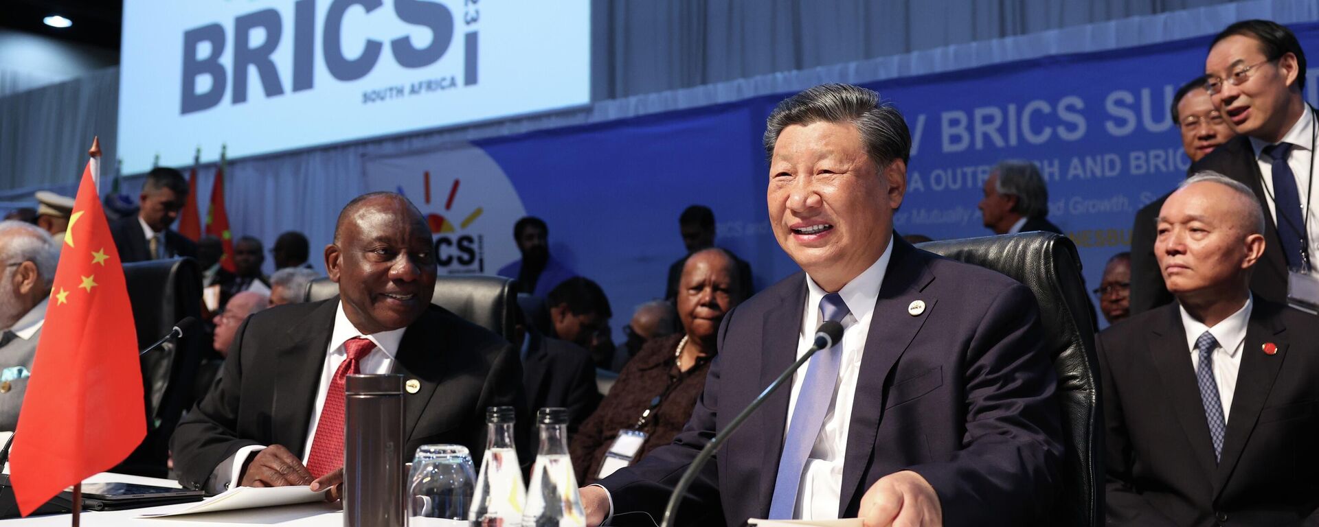 South Africa's President Cyril Ramaphosa, left, and Chinese President Xi Jinping wait before a meeting during the 15th BRICS Summit at the Sandton Convention Center in Johannesburg, South Africa, on August 24, 2023. - Sputnik Africa, 1920, 25.08.2023