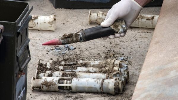 Des techniciens en explosifs manipulent des cartouches d'uranium appauvri  compromises
 - Sputnik Afrique