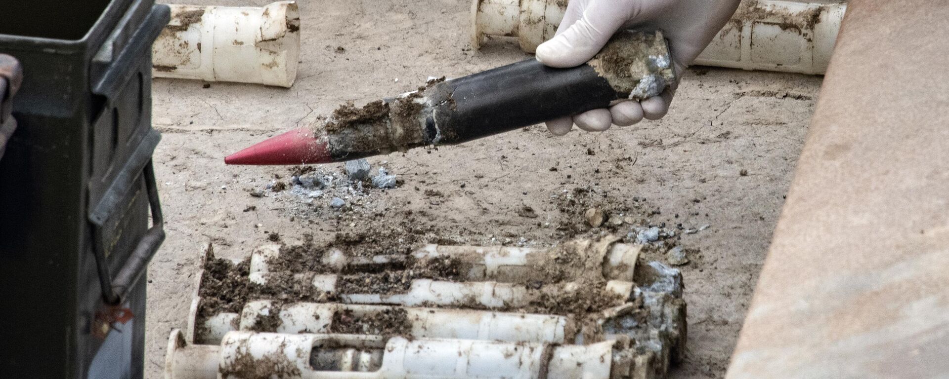 In this image provided by the U.S. Air National Guard, U.S. Air Force National Guard Explosive Ordnance Disposal Techinicians prepare several contaminated and compromised depleted uranium rounds on June 23, 2022 at Tooele Army Depot, Utah - Sputnik Africa, 1920, 06.09.2023